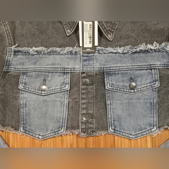 💚 NWT Pretty Little Thing Two-Tone Cropped Denim Jacket - Picture 3 of 8